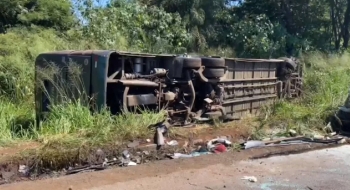 Acidente entre ônibus e carro deixa três mortos e mais de 40 feridos na BR-153
